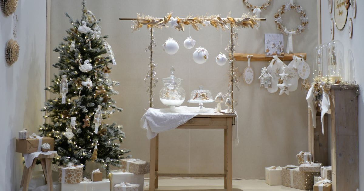 Mise en scène décoration de Noël sur le salon Créations & savoir-faire : sapin de Noël, boules de Noël,...