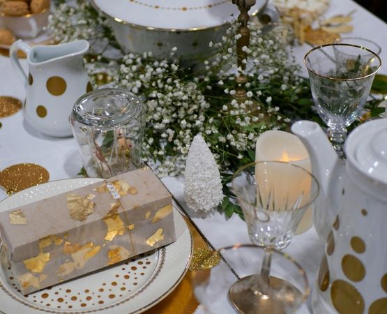 Table décorée avec de la vaisselle, des fleurs et des créations pour une soirée festive