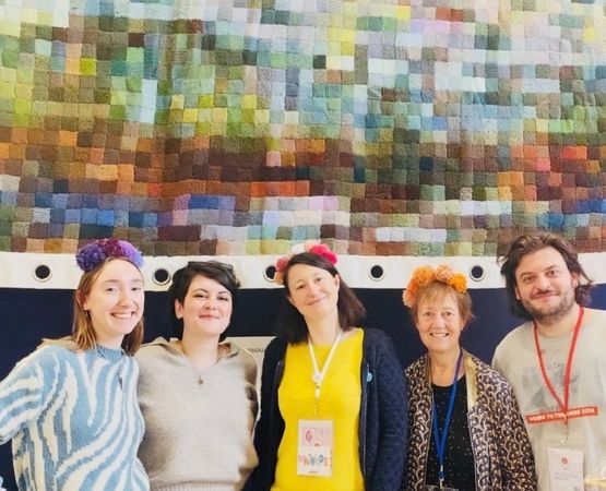 Participante réalisant une création textile inspirée de l'univers de Monet