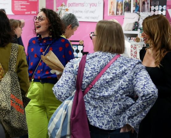 Visiteuses échangeant sur un espace dédié aux loisirs créatifs et au DIY