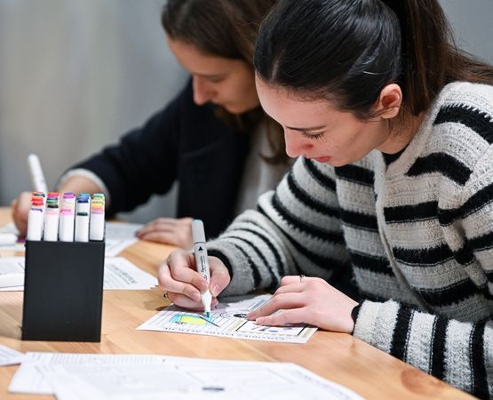 Créatrices travaillant sur des projets créatifs avec des outils numériques