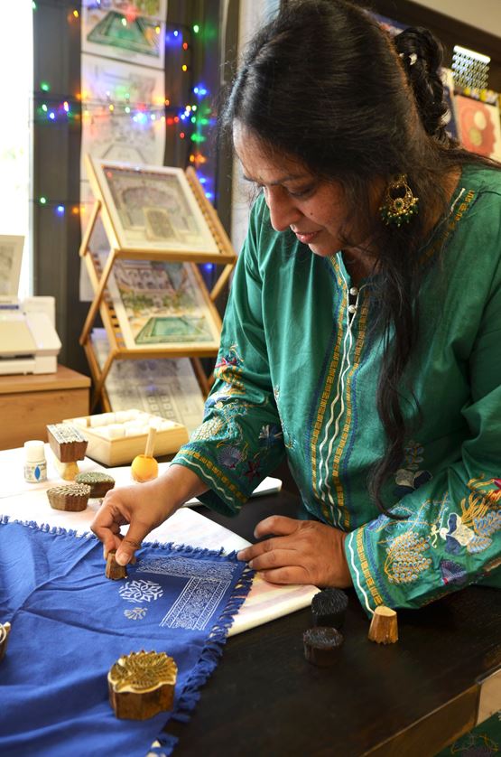 Échantillons de tissus imprimés aux motifs floraux et géométriques de style batik.