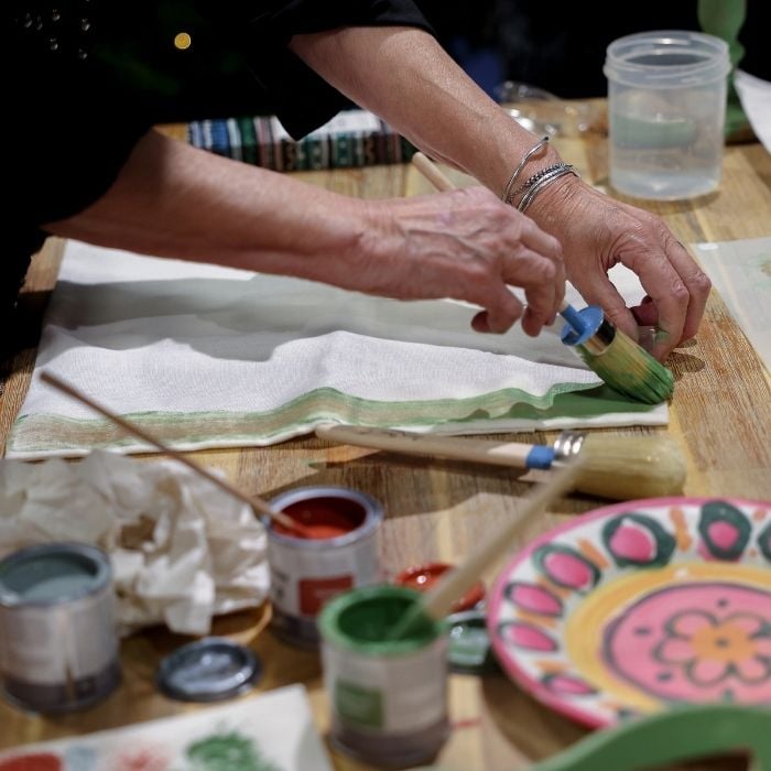 Pinceaux et pots de peinture