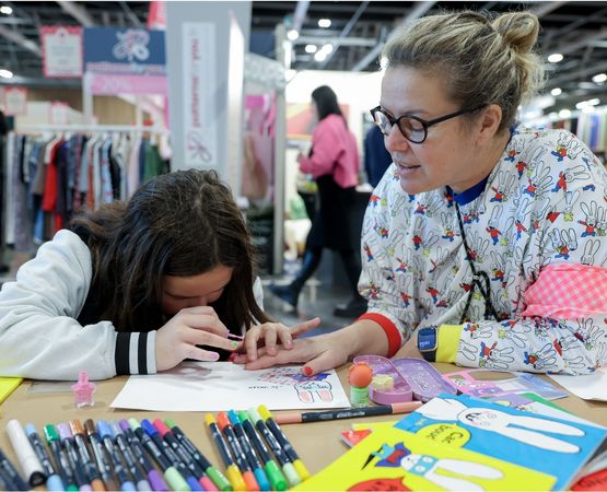 Une mère et sa fille sur un atelier sur Créations & savoir-faire