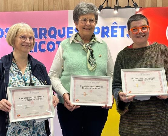 Finalistes du concours Speed Knitting applaudissant sur scène à la fin de la compétition.