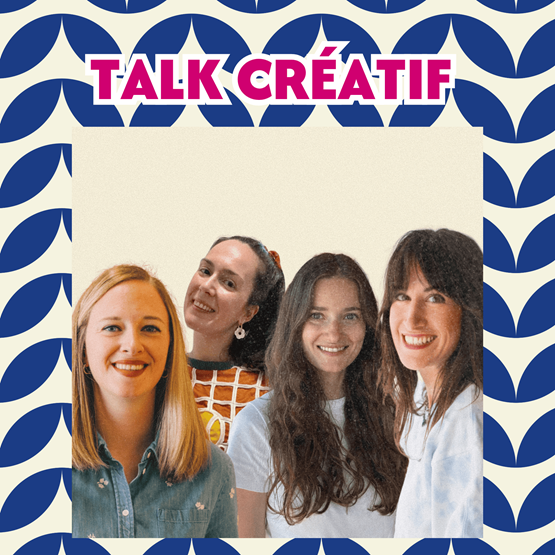 Portrait de quatre femmes souriantes réunies pour le Talk Créatif, sur un fond graphique bleu et crème.