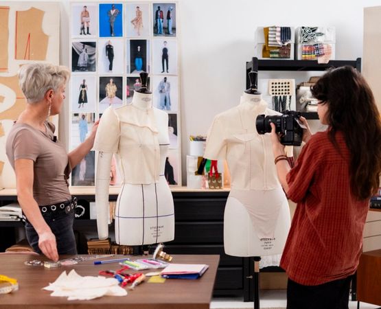 Atelier de couture Artesane avec deux professionnelles travaillant sur des mannequins de couture