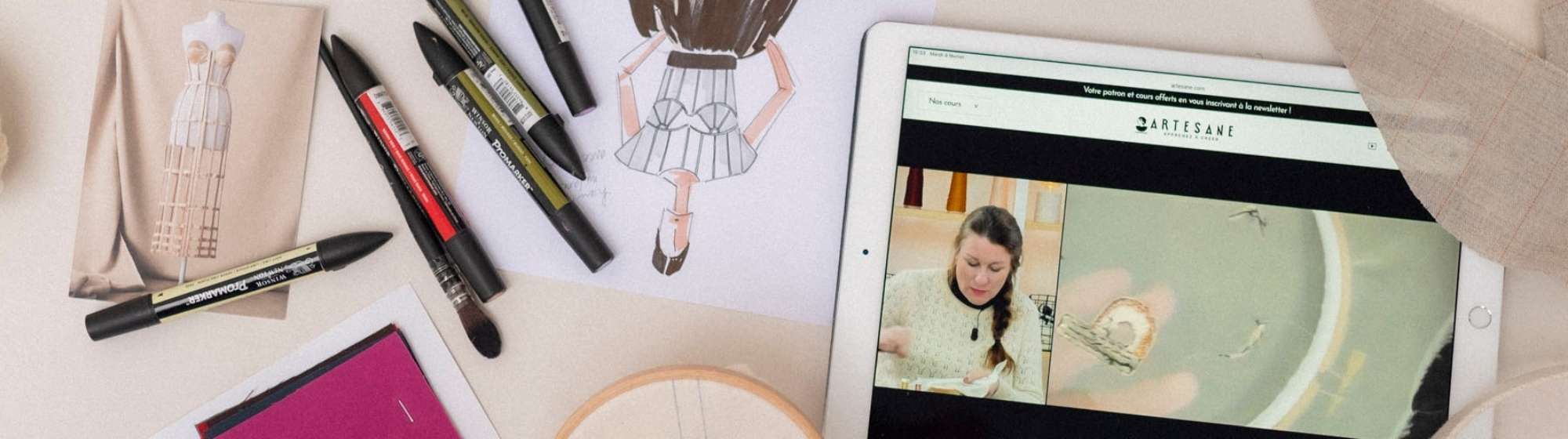 Espace de travail créatif Artesane avec croquis de mode, matériel de couture et tablette numérique