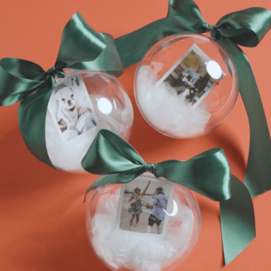 Boules de Noël personnalisées avec Instax