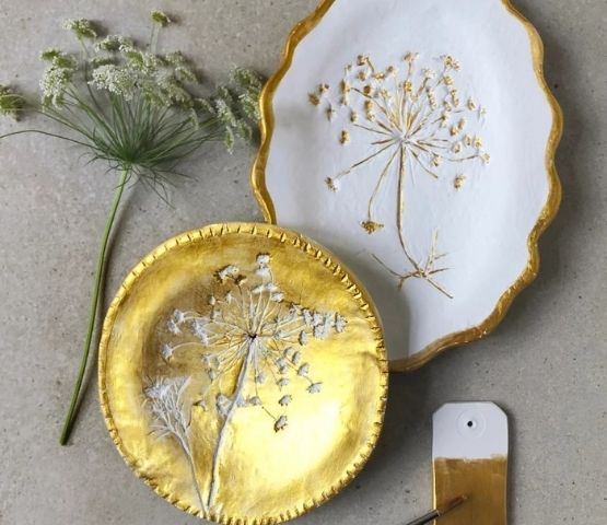 Small plates decorated with flowers, in ceramic with gold accents.
