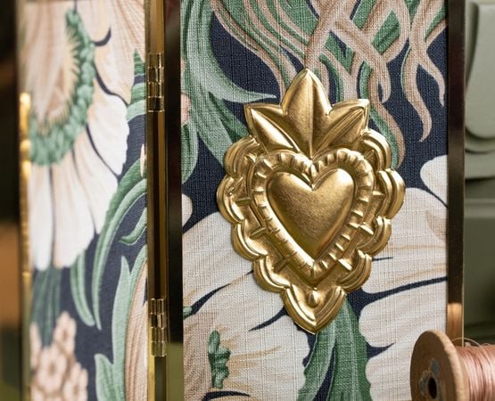 Artisan travaillant sur des créations artisanales