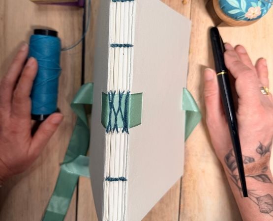 Vue d’ensemble de fournitures créatives et d’accessoires artisanaux colorés sur une table pour ateliers et activités manuelles.