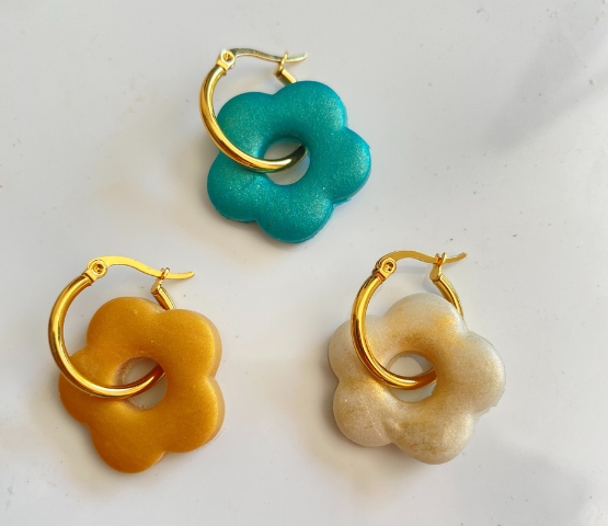 Trois boucles d’oreilles en forme de fleurs arrondies, en bleu turquoise, doré et nacré, avec attaches dorées