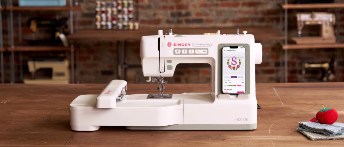 Première machine à coudre et à broder connectée à votre smartphone