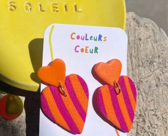 Boucles d’oreilles en forme de cœurs colorés avec motifs rayés faits main