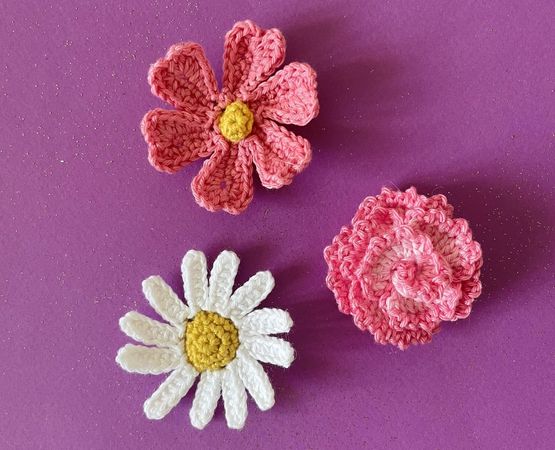 Fleurs en crochet colorées réalisées à la main sur fond violet