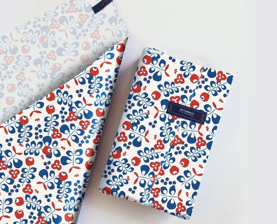 Accessoires en tissu imprimé fleuri bleu, blanc et rouge confectionnés artisanalement