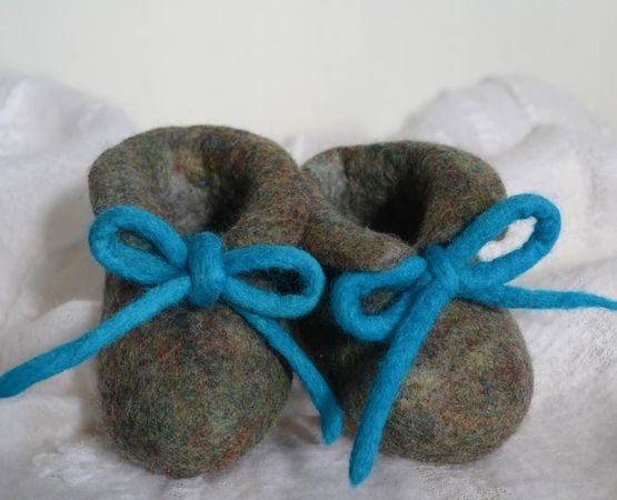 Chaussons artisanaux en laine feutrée avec lacets bleus réalisés à la main