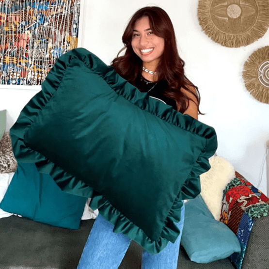 Coussin en velours avec Margot Delbeque