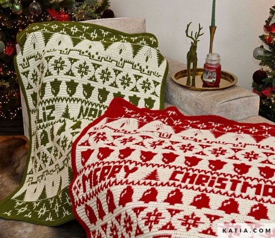 Knitted Christmas blankets in green and red with festive motifs.