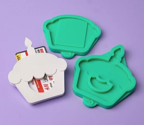 Couleurs douces et pastels utilisées pour des produits créatifs sur un fond uniforme.