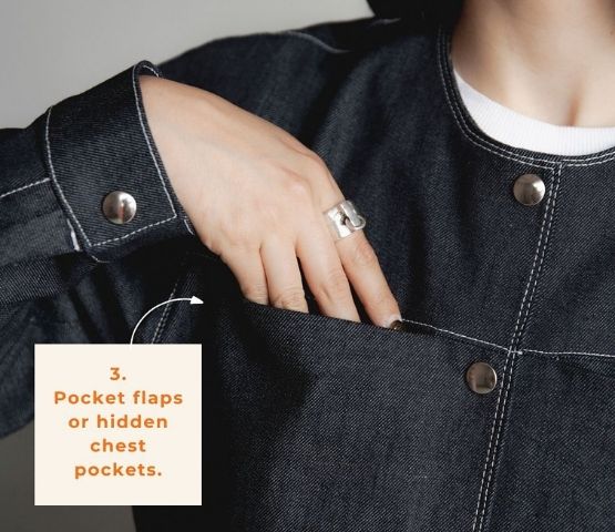 Femme portant un bomber avec un design géométrique sur fond blanc.