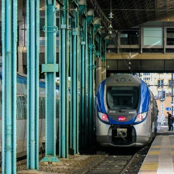 Train arrêté à une gare 