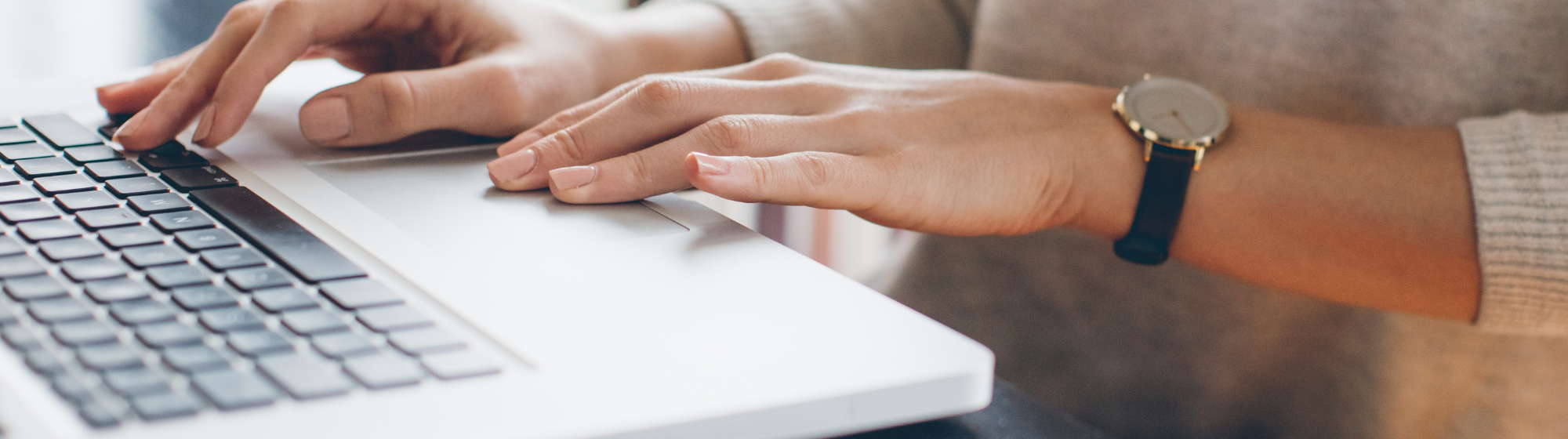 Taper sur le clavier d'un ordinateur portable