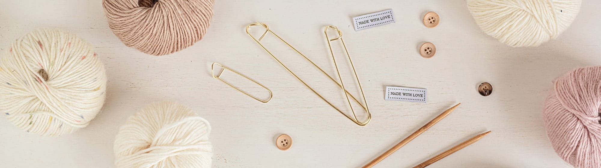 Pelotes de laine, épingle, aiguilles à tricoter et boutons de couture