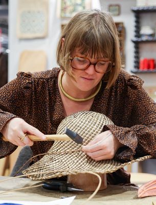 Femme réalisant un objet en vannerie lors d’un atelier DIY d’artisanat