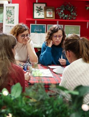 Group of participants discussing a creative DIY and decoration workshop