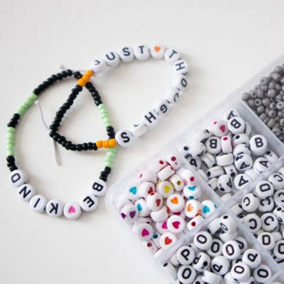 Bracelet DIY personnalisable en perles alphabet
