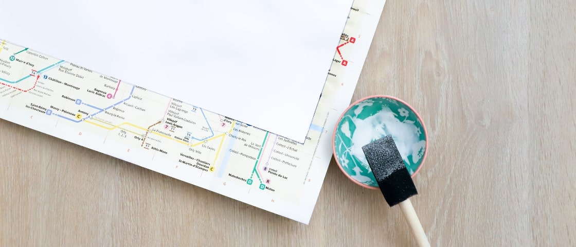 Matériels pour carnet de voyage DIY fait main : plan de métro, papier et pinceau à colle