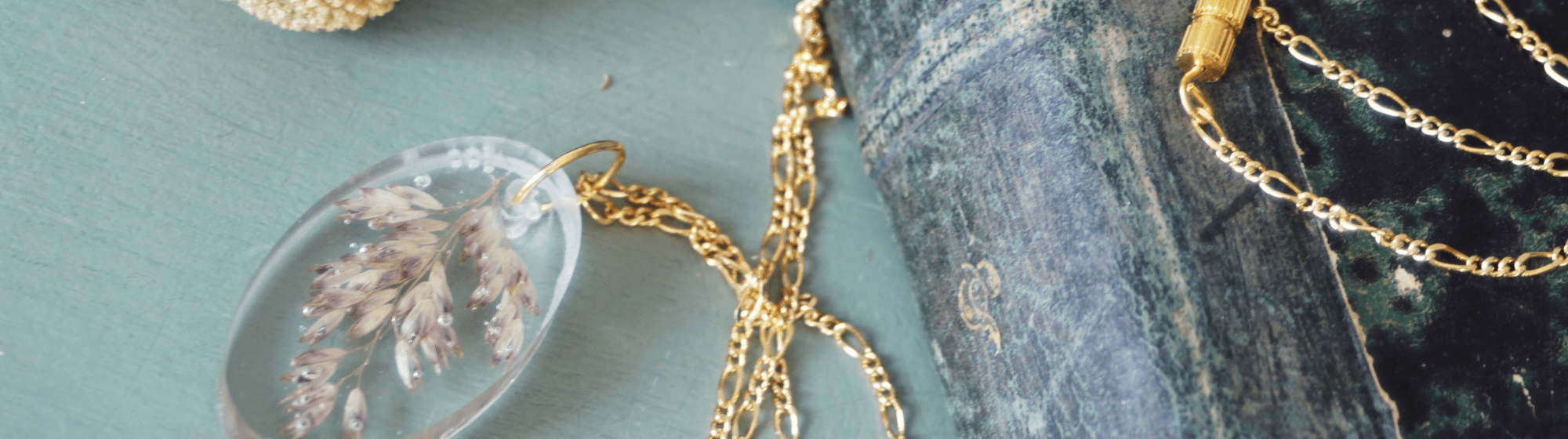Pendentif fleurs séchées en résine UV