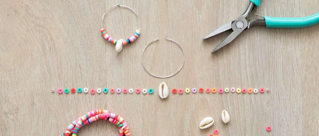 Création d'un bijou bracelet personnalisé en perles Heishi : perle, coquillage, pince,...