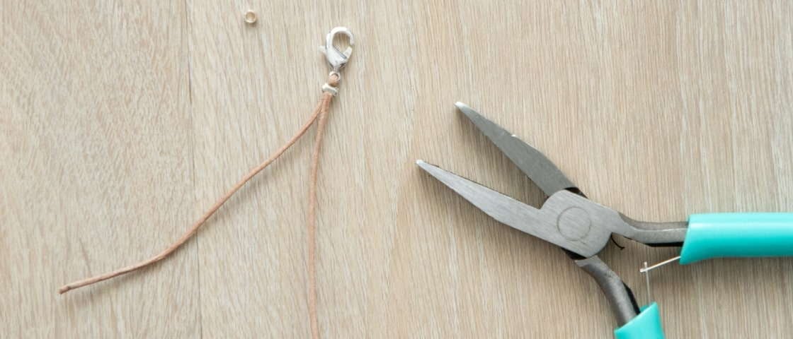 Matériels pour tuto d'un bijou en perle Heishi : cordon, fermoir et pince