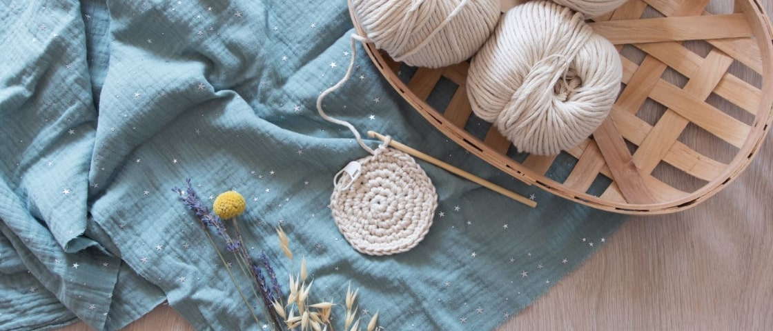 DIY crochet creation tutorial: a ball of wool and crochet