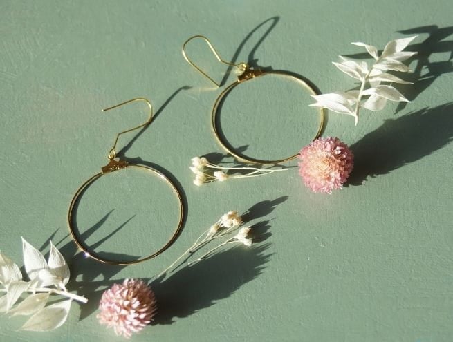 Fleurs séchées sélectionnées prêtes à être assemblées pour fabriquer des boucles.