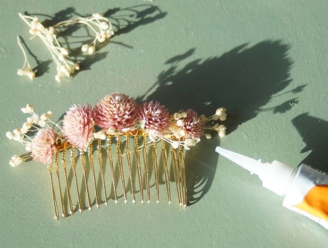 Partially flowered comb with visible glue and small flowers waiting to bloom.