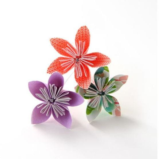 3 fleurs colorées en origami