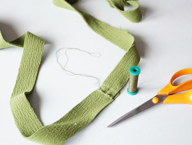 Étape 2 de la fabrication d'une couronne de Noël avec un tissu vert.