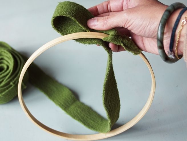 Étape 4 de la couronne de Noël, ajout des éléments décoratifs.