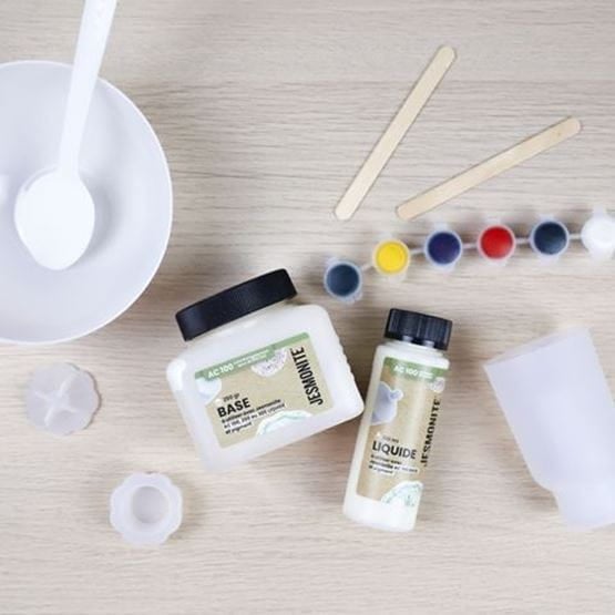 Matériel nécessaire pour un tutoriel Jesmonite : base, liquide, colorants, moules et ustensiles.