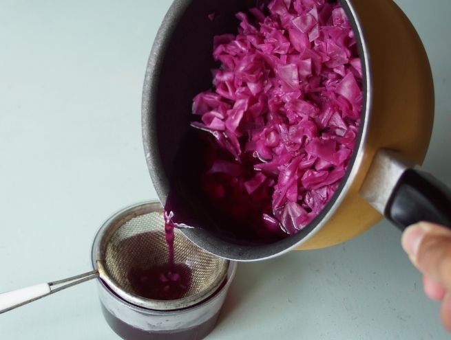 Filtration of the cooked purple cabbage to recover the coloured juice.