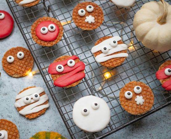 Gaufres décorées sur le thème d’Halloween avec des visages de monstres et de momies