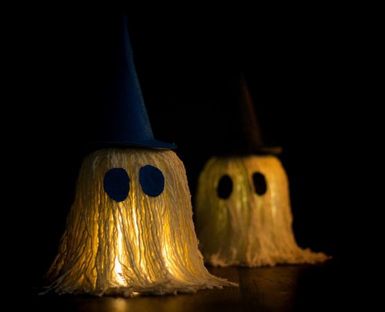 Lampions en forme de fantômes éclairés pour une décoration d’Halloween