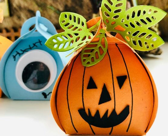 Décoration de panier d’Halloween avec une citrouille orange et des feuilles vertes artisanales