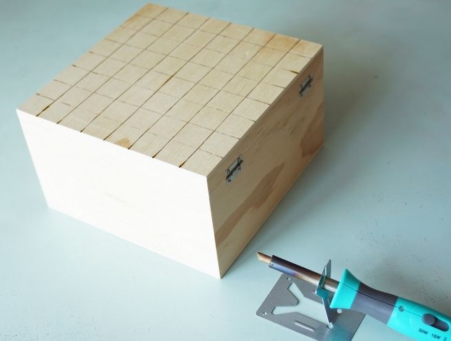 Boîte en bois avec le plateau d’échecs prêt pour appliquer la coloration