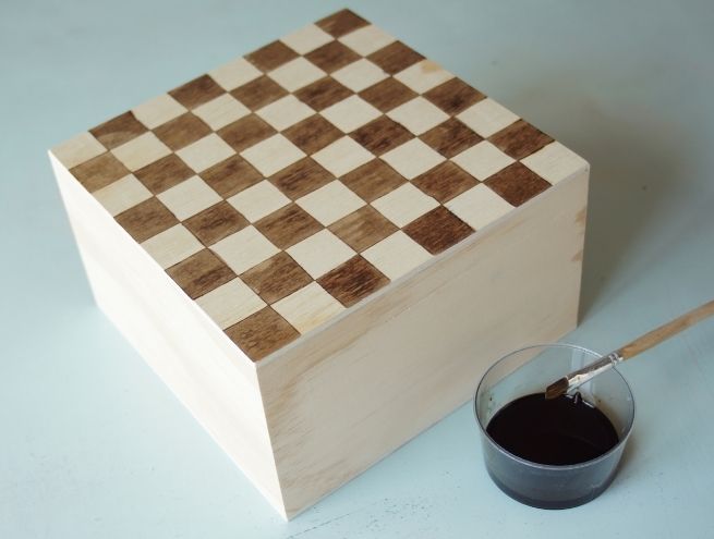 Zoom sur la coloration des cases du plateau d’échecs en bois
