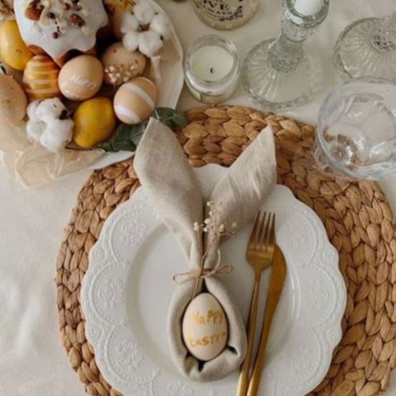 Idée pliage serviette en forme d'oreilles de lapin pour Paques 